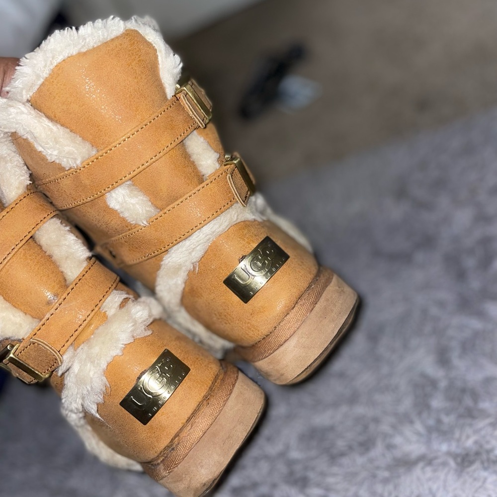 UGG BOOTS SIZE 8